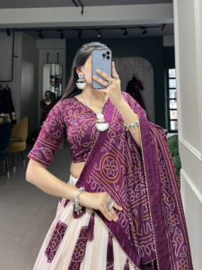 Lujo Gotta Patti Tussar Silk Lehenga Choli Set con Bandhej Print y Tassel Dupatta para compradores a granel de bodas indias - Product Image 2