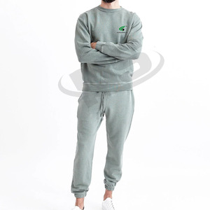 Venta al por mayor mejor fabricante logotipo personalizado hombres chándal estilo caliente de secado rápido de tela ropa deportiva para la colección de invierno - Product Image 1