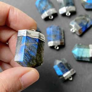 Pendentif en pierre de Labradorite naturelle polie de style vintage Collier à chaîne en cristal plaqué or ou argent pour fiançailles - Product Image 4