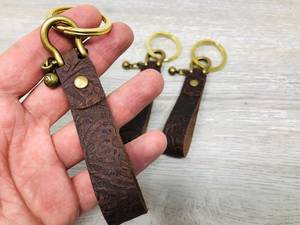 Porte-clés en cuir véritable marron durable fait à la main, design floral en relief, logo personnalisé, forme ovale - Cadeau promotionnel haut de gamme - Product Image 3