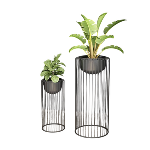 Pot de fleurs élégant sur pied en cuivre avec support minimaliste en métal noir pour la décoration intérieure dans les maisons, les bureaux et les halls - Product Image 3