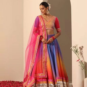 ชุดเลเฮนกาโชลีหลากสีแบบไล่เฉด พร้อมผ้าคลุมไหล่สีชมพูโปร่งบางและขอบผ้าปักลายเงิน เหมาะสำหรับงานแต่งงานและงานเฉลิมฉลองสำหรับผู้หญิง ชุดพรีเมียม - Product Image 1