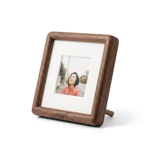 Cornici Fotografiche in Noce Ecologiche Moderne Fatte a Mano su Misura per Decorazione Casa con Supporti Espositivi - Product Image 1