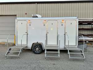 Toilettes mobiles VIP Cargo à 3 postes + LIVRAISON GRATUITE POUR TOUTES LES PERSONNES - Product Image 1