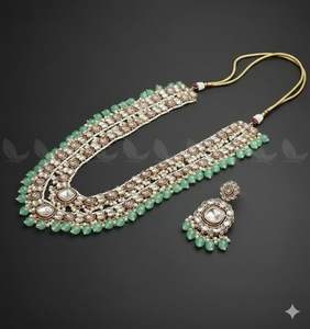 Collar llamativo de lujo con gemas verdes esmeralda de múltiples capas y diamantes de corte brillante, con pendientes a juego en forma de lágrima. - Product Image 4