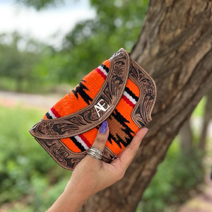 Pochette en cuir usiné aztèque occidentale véritable fait à la main Vintage marron outillage sacs à main uniques embrayages en cuir matelassé aztèque - Product Image 1