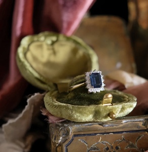 Joyero de terciopelo de gama alta para anillos Almacenamiento elegante para anillos de compromiso y bodas - Product Image 3