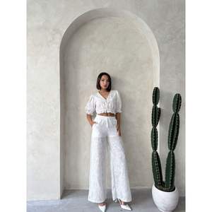 Blusas y Camisas para Mujer - Color Crema, Venta al Por Mayor, con Detalle de Encaje Bordado - Product Image 3