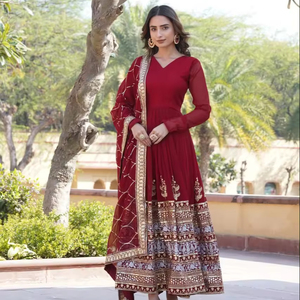 Robe de mariage et de soirée à paillettes brodées pour femmes de créateur - Product Image 1