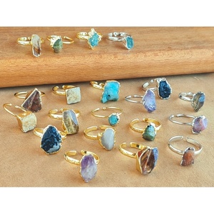 Anillos de Moda Chapados en Oro y Plata con Detalles de Piedras Naturales en Bruto, Ideales para Boutiques de Reventa - Product Image 3