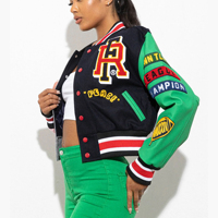 Veste universitaire pour femme avec logo personnalisé, design ajusté, couleur rouge avec manches blanches, en polaire, vestes de collège