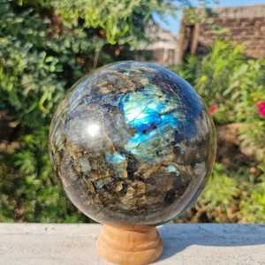 Sphère de labradorite Pierre d'agate taillée naturelle avec surfaces polies pour le flux d'énergie de guérison des chakras et l'intérieur artistique - Product Image 2