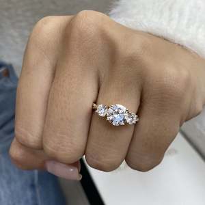 Bague de fiançailles à trois pierres en diamant rond cultivé en laboratoire de 2,70 carats, couleur D-E-F, clarté VVS-VS, certificat IGI - Product Image 3