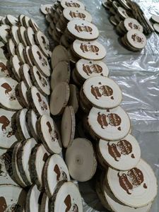 Elegante juego de posavasos rústicos de madera diseñado con detalles de grano natural, ideal para realzar la decoración del hogar moderno. - Product Image 5