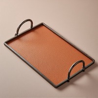 Plateau de luxe en cuir fabriqué à la main avec une surface riche et des poignées élégantes, idéal pour les salles à manger haut de gamme et les espaces de vie modernes