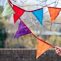 Upcycled Sari-Fahnen Girlande Bohemian Handgefertigte Seide Wasserdicht Anpassbar Umweltfreundliche Wanddekoration für Partys Hochzeiten Studentenwohnheime