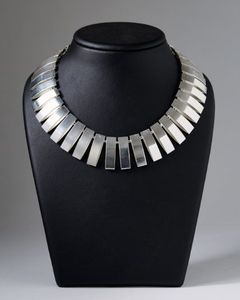Collar de nácar ecológico Elegancia atemporal clásica con materiales sostenibles Símbolo religioso cristiano - Product Image 2