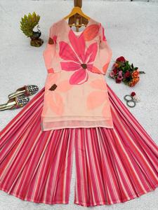 เสื้อปาร์ตี้ดีไซน์เนอร์ผ้าจอร์เจียเทียมสีชมพูเข้มพิมพ์ลายดิจิตอลสวยงามเสื้อทำงานด้วยมือแขนยาวเต็มตัวพร้อมพาลาซโซ - Product Image 2