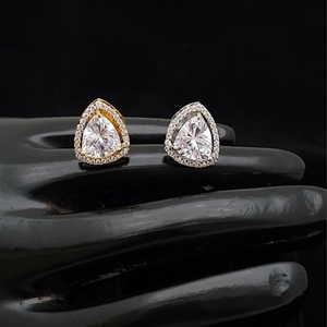 Boucles d'oreilles clous exclusives de qualité supérieure en or blanc avec CZ pour femmes et filles, pour mariage, fête et usage quotidien - Product Image 1