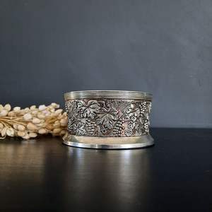 Elegante posavasos metálico para botellas de vino, diseñado para proteger las mesas de comedor durante las comidas diarias, reuniones y celebraciones sin esfuerzo. - Product Image 1