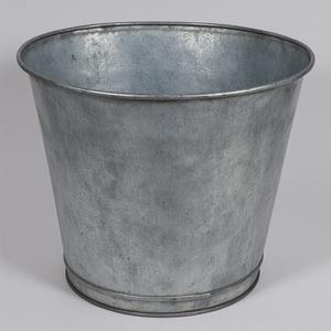 Maceta galvanizada Heritage hecha con acabado rústico que ofrece un encanto decorativo atemporal al Jardín tradicional y un interior moderno - Product Image 2