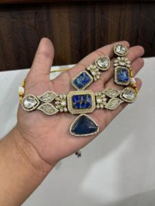 Vente en gros de l'ensemble de bijoux Kundan en argent et laiton pour dames pour les mariages et les fêtes à des prix abordables - Product Image 3