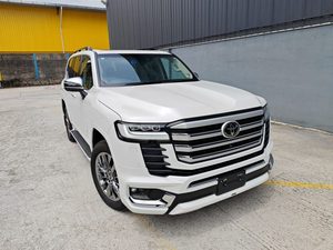 รถยนต์ SUV หรูหรา ZX 300 ซีรีส์ ปี 2022 2023 มือสอง สภาพดี พร้อมขาย เกียร์อัตโนมัติ ยาง R20 - Product Image 1