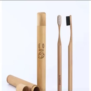 Brosse à dents en bambou à manche rond en poils de charbon de bois dans un étui en bambou avec logo personnalisé OEM gratuit - Product Image 4