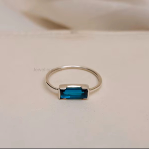Anillo de Plata de Ley 925 con Baño de Oro, Corte Esmeralda, Estilo Vintage Minimalista, Regalo de Aniversario o Piedra de Nacimiento - Product Image 1