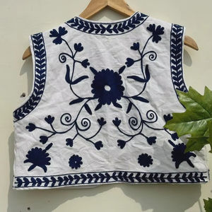 Chaleco de terciopelo Suzani bohemio bordado a mano, regalo de Navidad para ella, atuendo de Acción de Gracias, chaqueta étnica sin mangas, capa llamativa. - Product Image 2