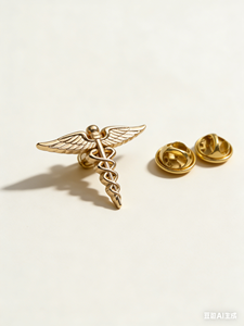 Épinglette en métal plaqué or avec symbole médical Caducée - Badge personnalisé pour médecins, infirmières et professionnels de santé - Product Image 6