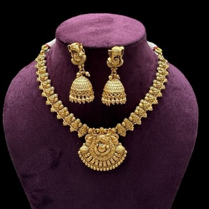 Conjunto de collar de diseñador chapado en oro de calidad superior con pendientes para boda y colección de ropa funcional para mujer - Product Image 1