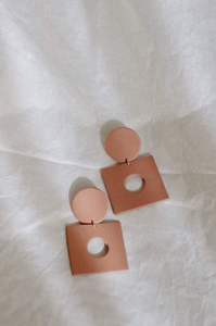 Elegantes pendientes de resina tallados a mano en tonos Pantone con estampados de animales y detalles en purpurina joyería de moda para mujer - Product Image 6