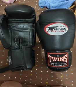 Nouveaux gants d'entraînement professionnels de boxe et de kickboxing en cuir 12oz et 16oz Caractéristiques de poinçonnage imperméables pour les compétitions - Product Image 4