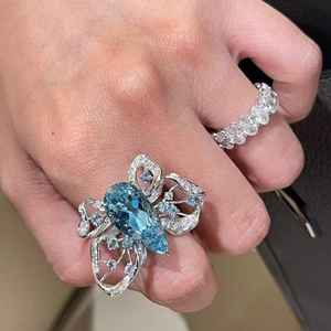 Belle bague papillon moderne avec aigue-marine taillée en poire 9ct et zircon blanc Design élégant de bijoux fins - Product Image 3