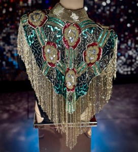 Robe cape burlesque élégante, magnifiques sequins perlés, broderie à franges, silhouette droite, fermeture au cou, perles festives - Product Image 1