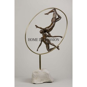 Escultura de latón antiguo, figura humana inspirada en arte Vintage rústico, diseño moderno para el hogar o el hotel, Metal hecho a mano al mejor precio - Product Image 1