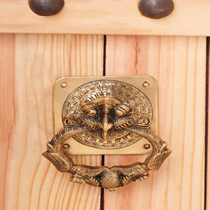 Heurtoir de porte d'urne victorienne | Finition en laiton poli pour portes en bois pour portes principales pour bureau à domicile ou hôtel - Product Image 1