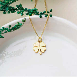 Colgante de Plata con el Sello de la Marca, con Forma de Trébol de Cuatro Hojas, Chapado en Oro, con Patrón de Planta - Product Image 2
