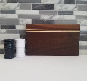 Petite planche à découper carrée en noyer durable et durable au lave-vaisselle pour la cuisine et le bar - Product Image 1