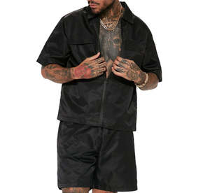 ชุดเซ็ตเสื้อแจ็คเก็ตกันลมและกางเกงขาสั้นสตรีทแวร์ไนลอนสีดำพิมพ์ลายตามสั่ง คุณภาพดีที่สุด สำหรับผู้ชาย ชุดวอร์ม 2 ชิ้น กันลม - Product Image 1