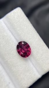 Piedra Preciosa Suelta de Granate Lechoso Rodolita Natural Certificada, Hermosa, de 10x8 mm, Corte Ovalado, con Excelente Color, 3.38 Quilates - Product Image 3