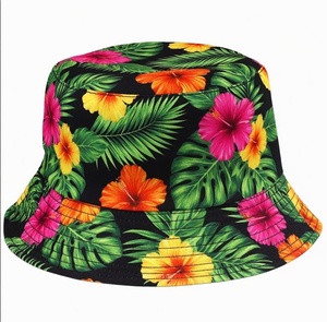 Sombrero tipo pescador unisex azul con estampado floral amarillo y naranja para uso casual en la playa en verano - Product Image 5