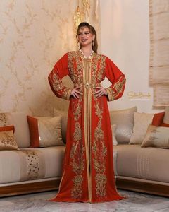 BRODERIE À LA MAIN SUR UNE ROBE CAFTAN ET VOILE DE COULEUR ORANGE AVEC PIERRE EMBELLISÉE, TRAVAIL DABKA POUR Mariage = 2025 - Product Image 1