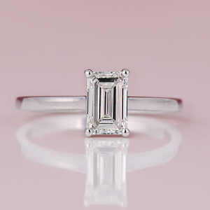 Bague de fiançailles solitaire luxueuse en diamant de laboratoire taille émeraude, plaqué or massif 18 carats, certifiée IGI, cadeau raffiné pour femme - Product Image 1