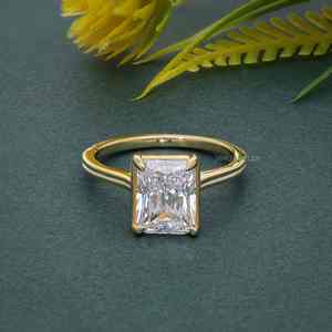 IGI Certified VVS 1ct Radiant Cut Lab Grown Diamond Chapado en oro 925 Sterling Silver Solitaire Anillo de compromiso para hombres y mujeres - Product Image 4