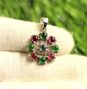 Pendentif Anniversaire Minimaliste Fait Main en Argent Sterling 925 avec Sertissage clos de Tourmalines Naturelles Multiples TASBIYA GEMS pour Femme - Product Image 4