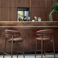 Chaise haute de style nordique moderne avec structure en rotin, chaise de bar en bois pour hôtel, restaurant et appartement