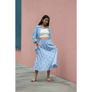 Ensemble deux pièces en lin bleu Heartbeat pour femmes, tenue de bureau décontractée - Haut court et jupe longue en tissu tissé, saison estivale - Product Image 2