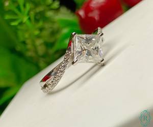 แหวนเพชรโมอิสเจียระไนแบบเจ้าหญิง1.50 CT พร้อมก้านบิดที่สวยงามและไม่เหมือนใครสำหรับงานแต่งงาน - Product Image 5